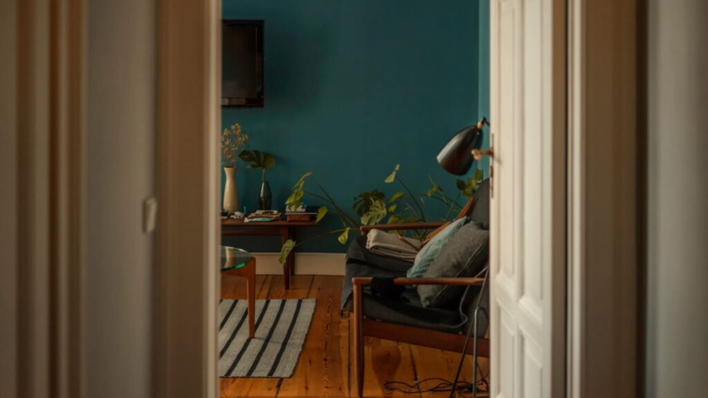 Na imagem temos uma sala de estar com plantas dispostas, pensadas para melhorar a qualidade de vida dos moradores.