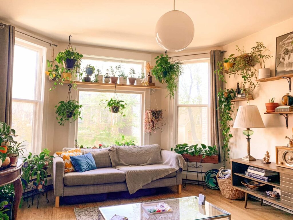 Uma sala de estar está preenchida com um jardim vertical para apartamento.