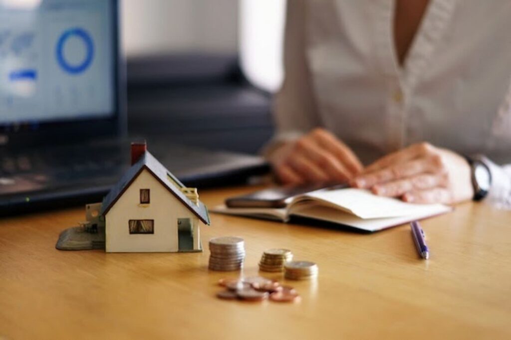 Uma pessoa está organizando as finanças da sua casa, pois está morando sozinha.