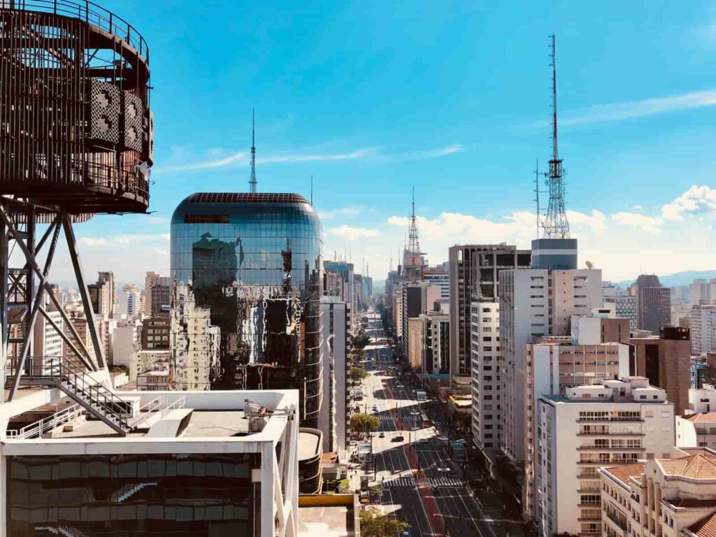 Na imagem temos uma fotografia da avenida paulista vista de cima.